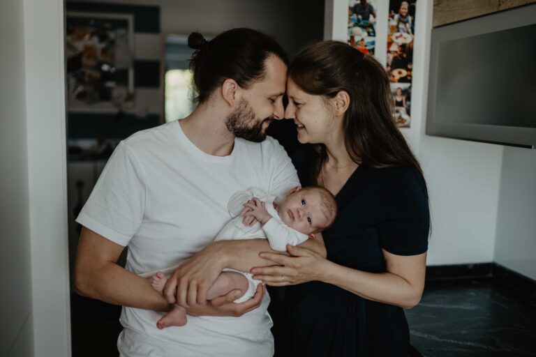 Natürliche Neugeborenenfotos Mödling – Anna, Daniel und Marie