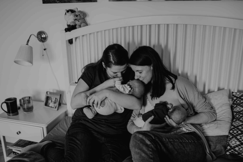 Neugeborenenfotos Wien – Regenbogenfamilie (Jasmin, Therese, Rosa und Moritz)