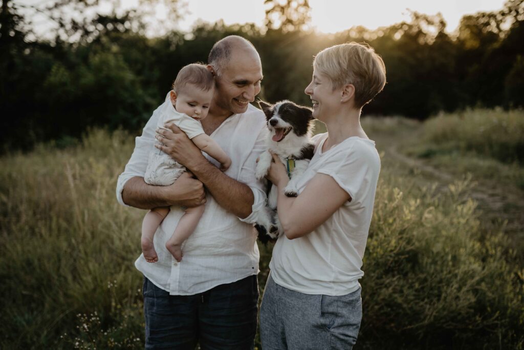Natürliche Familienfotos Wien – Lucia, Ramin und Theodor