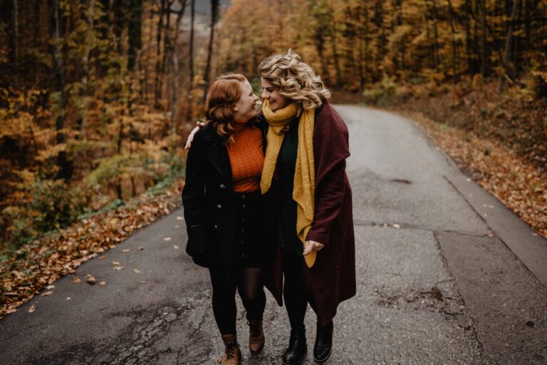 Natürliche Paarfotos im Herbst in Wien Umgebung – Melanie und Stefanie