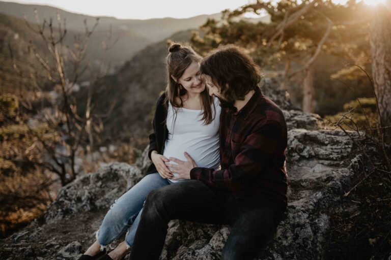 Babybauchfotos in den Föhrenwäldern in Mödling – Anna und Daniel