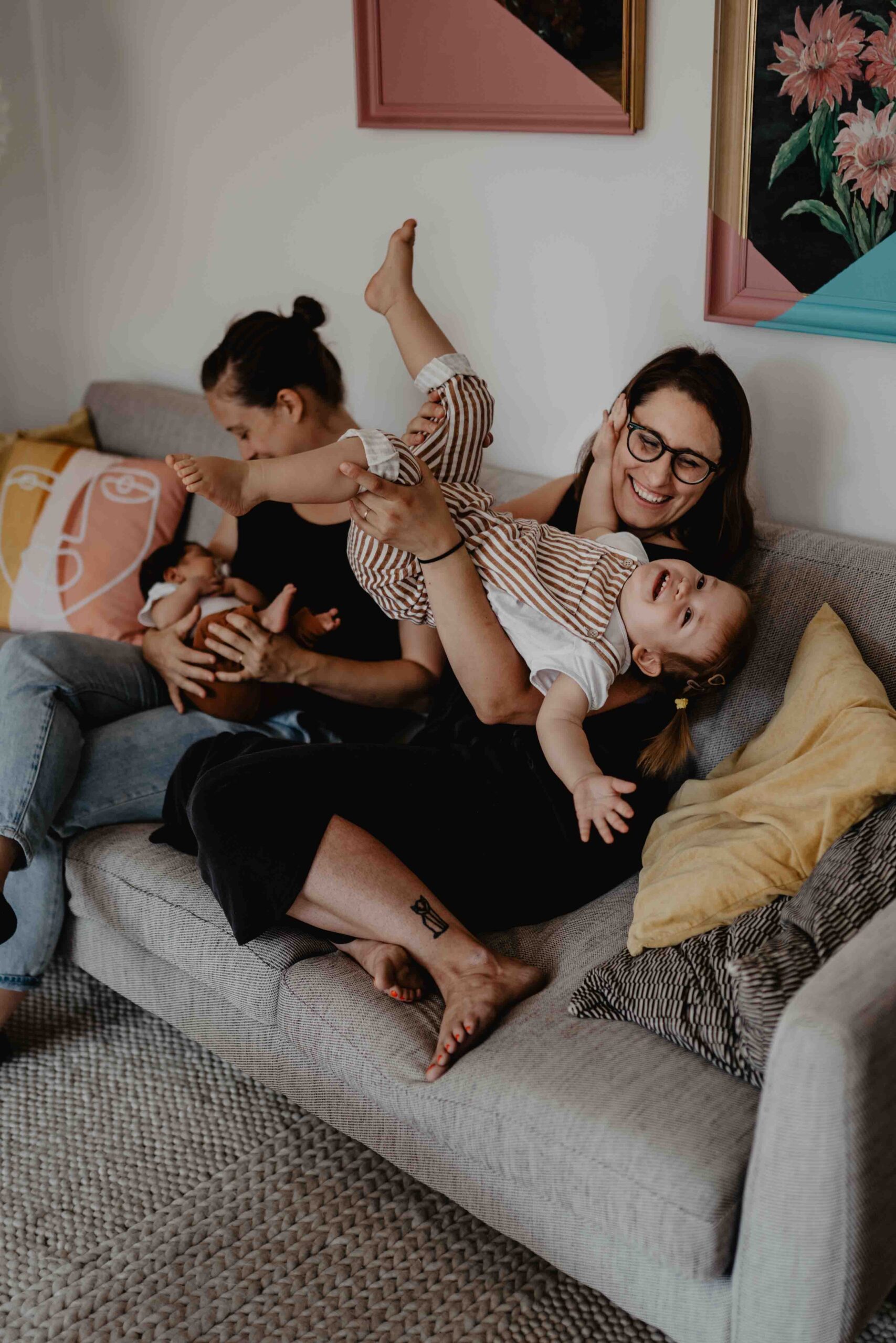 Die Familie hat während dem Fotoshooting in Wien und Mödling Spaß, sie blödeln zusammen.