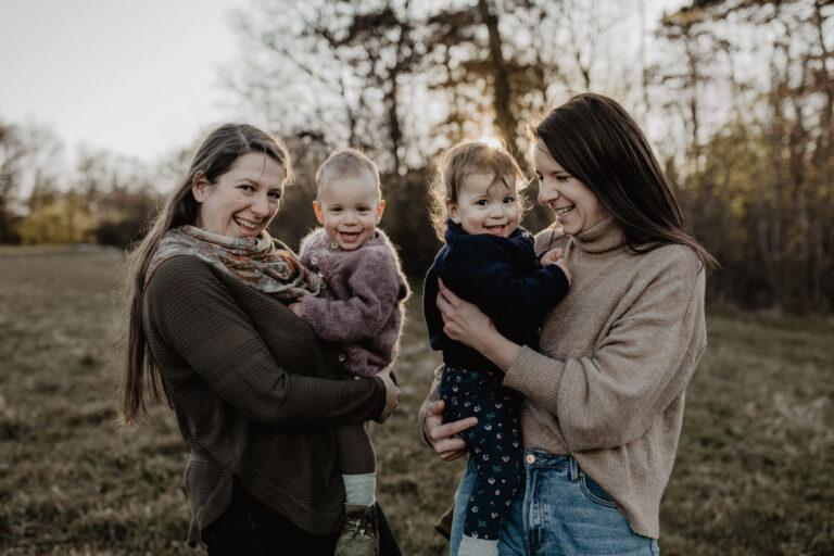 Familienfotos Niederösterreich – Therese und Jasmin mit ihren 2 jährigen Zwillingen