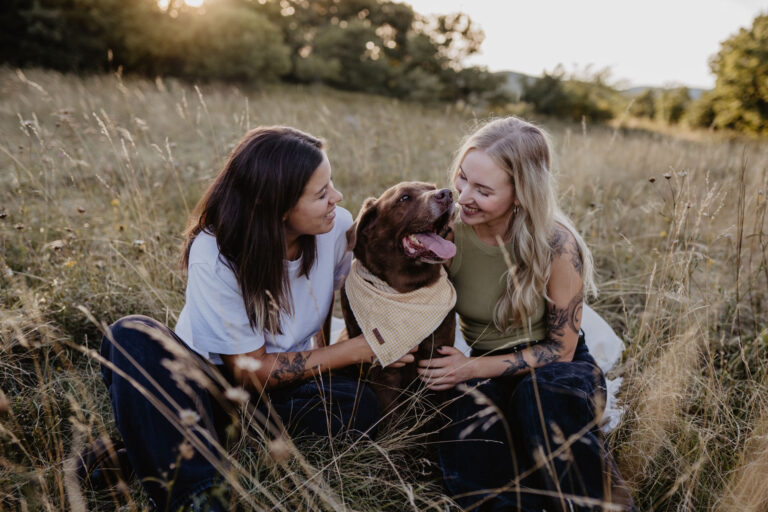 Paarfotos in Niederösterreich – Denise, Isa und ihr Hund Hannibal