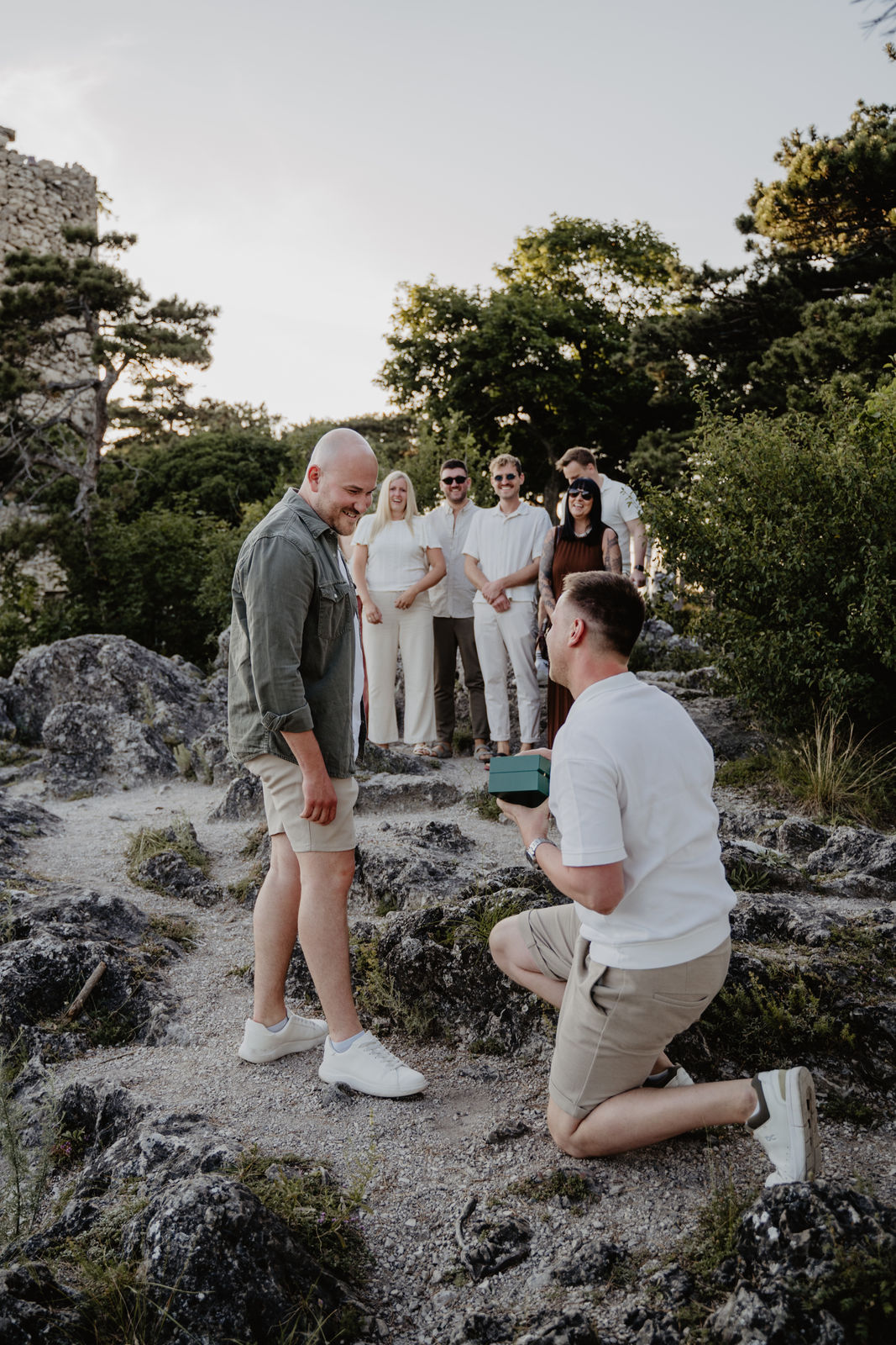 Fotoshooting eures Heiratsantrages in Moedling oder Wien - Patrick geht auf die Knie und macht Manuel einen Antrag