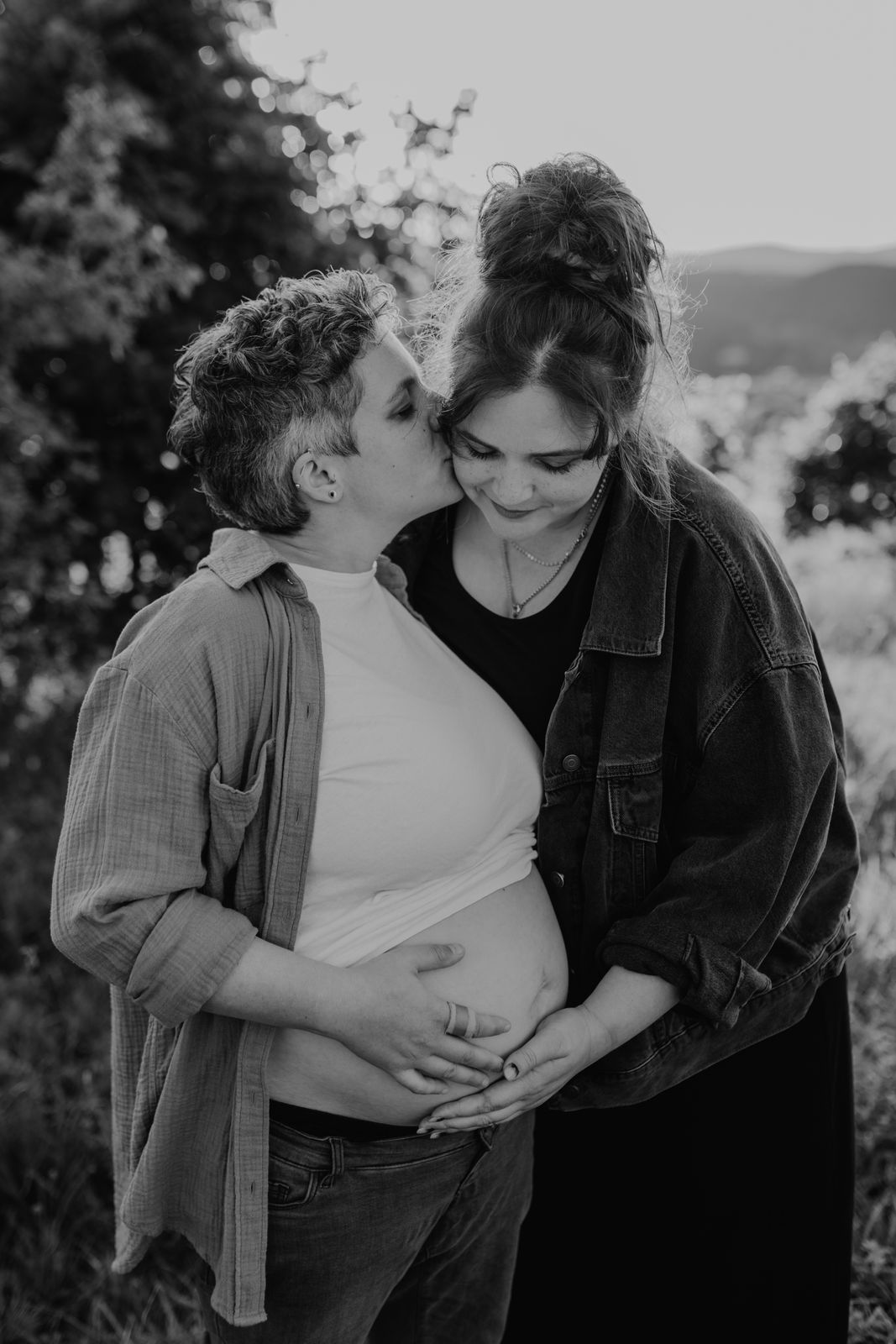 Bei natürlichen Babybauchfotos in Niederoesterreich schaffen wir wertvolle Erinnerungen für euch und euer Baby